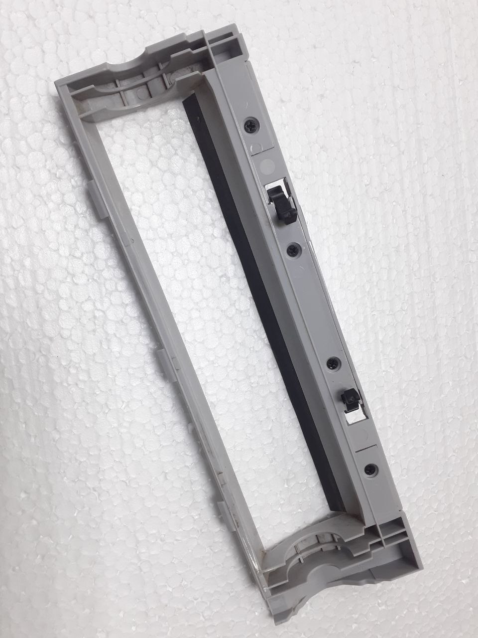 картинка Крышка люка щётки робота-пылесоса в Сервисном центре «Близнецов»