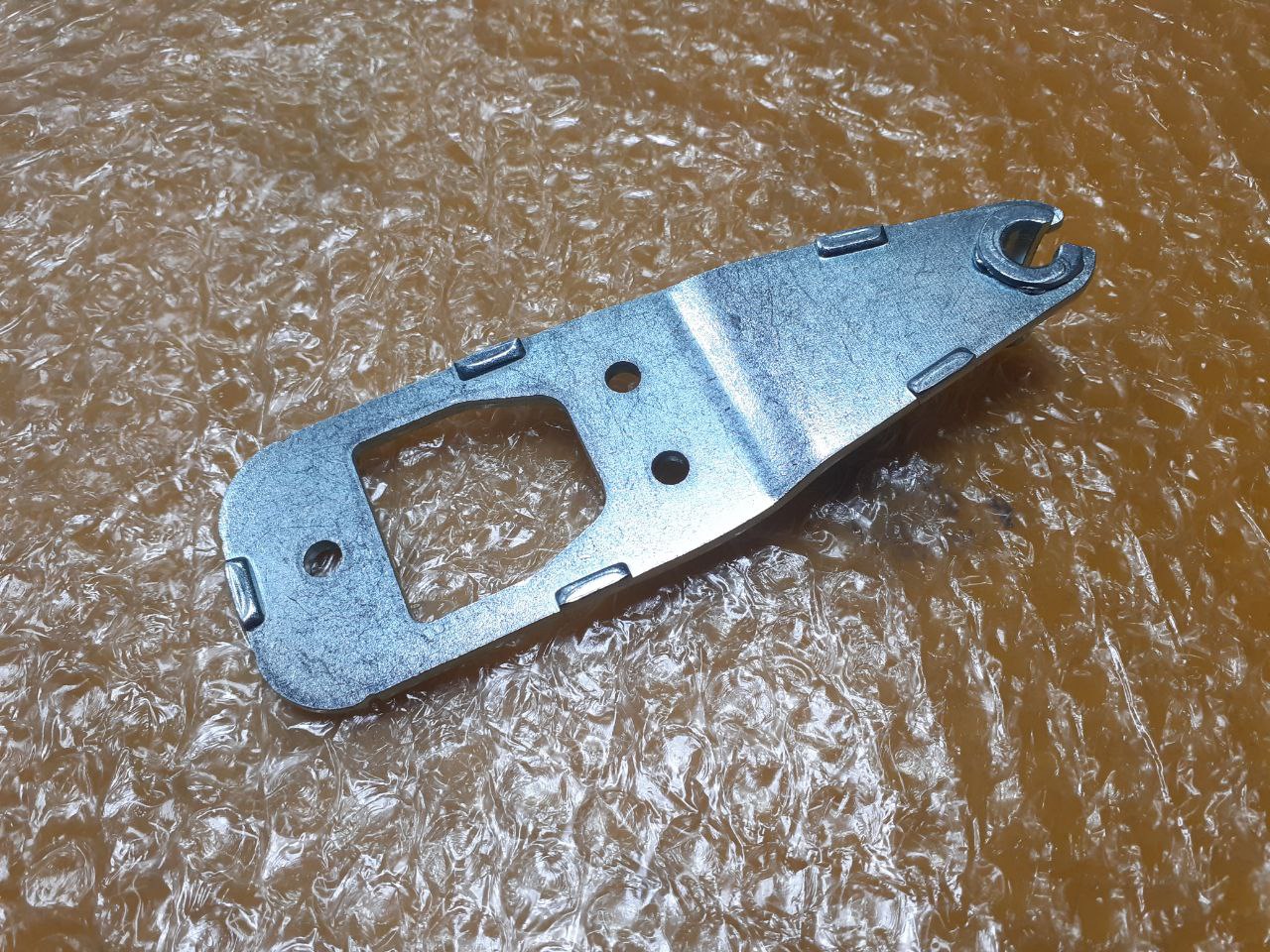 картинка Шарнир верхний двери холодильника в Сервисном центре «Близнецов»