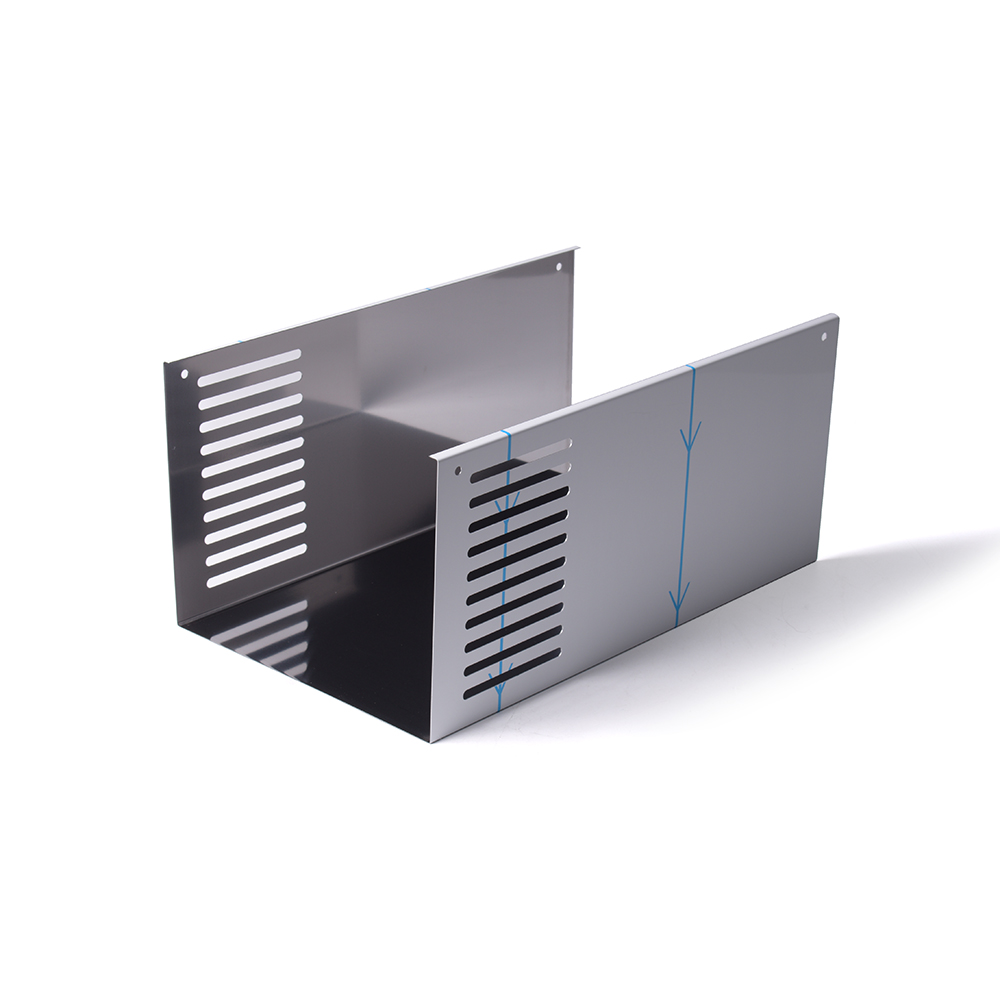 картинка Металлический короб вытяжки, с решётками вытяжки в Сервисном центре «Близнецов»